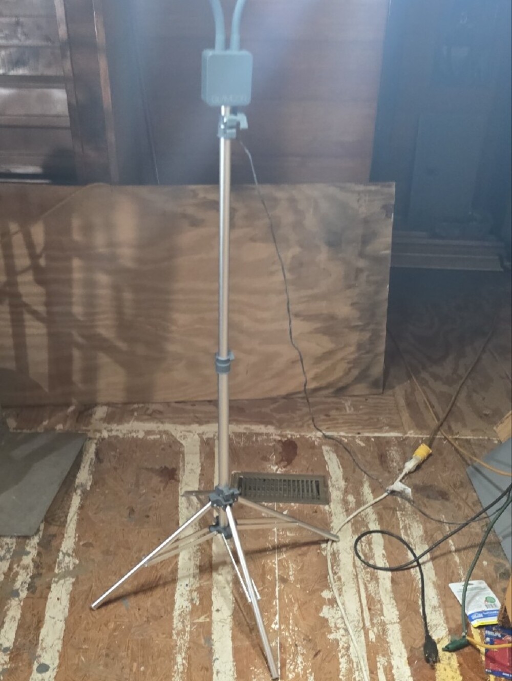 Adjustable Dual-Head LED Work Light - Silver - Picture 4 of 5